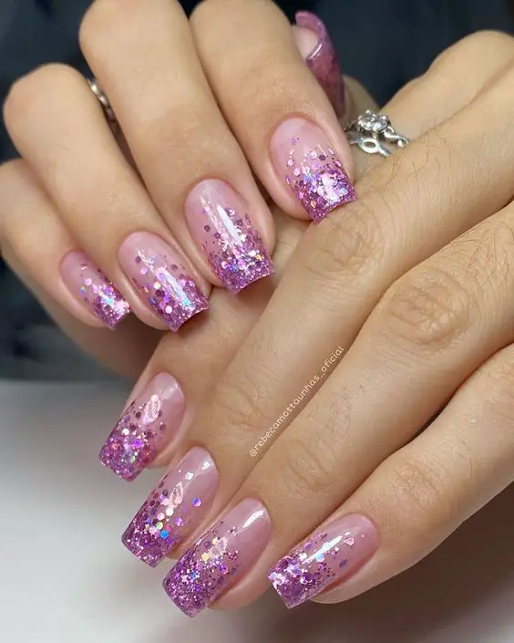 Inspiração de unhas decoradas 2023 rosa encapsuladas com glitter