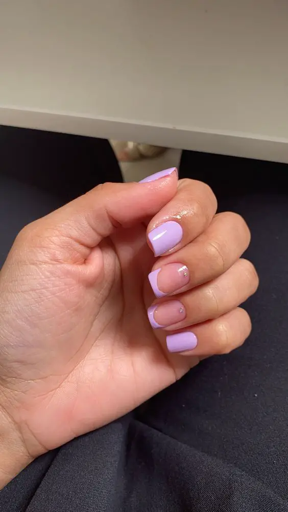 Inspiração de unhas decoradas 2023 lilás e curtas