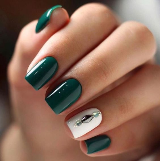 Modelo de unhas decoradas 2023 verdes curtas