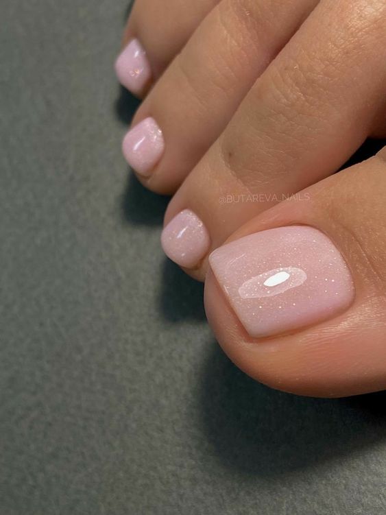 Modelo de unhas decoradas 2023 dos pés com glitter