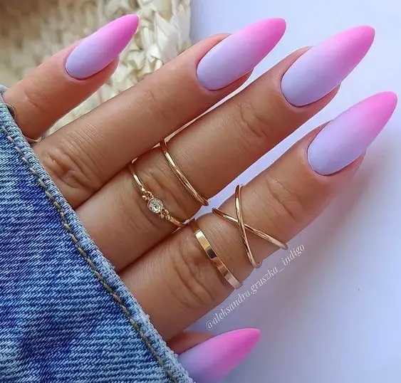 Modelo de unhas decoradas lilás e rosa