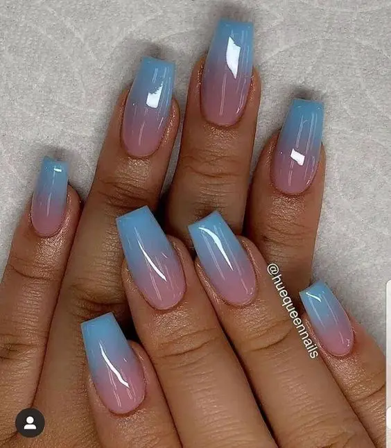 Exemplo de unhas decoradas 2023 ombre azul e rose