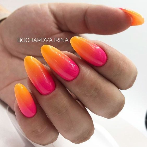 Modelo de unhas ombre rosa e laranja