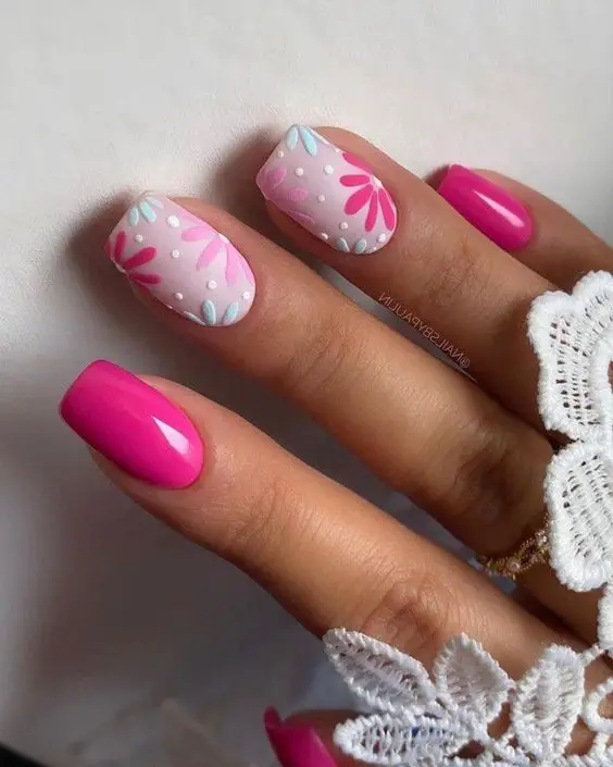 Unhas decoradas cor de rosa 2023 com flores