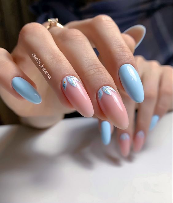 Inspiração de unhas decoradas 2023 amendoadas azul floral