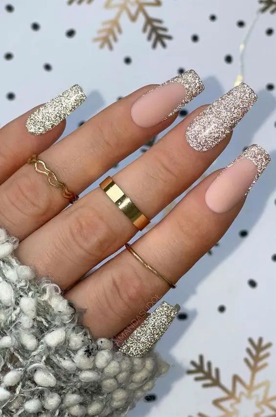 Lindas Unhas Decoradas Verão 2023 nude com glitter