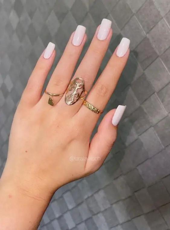 Modelo de Unhas Decoradas Verão 2023 branquinhas