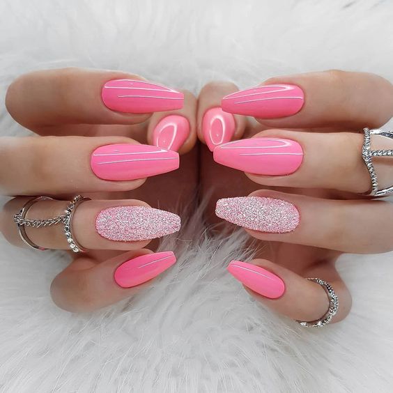 Ideia de Unhas Decoradas Verão 2023 rosa com glitter