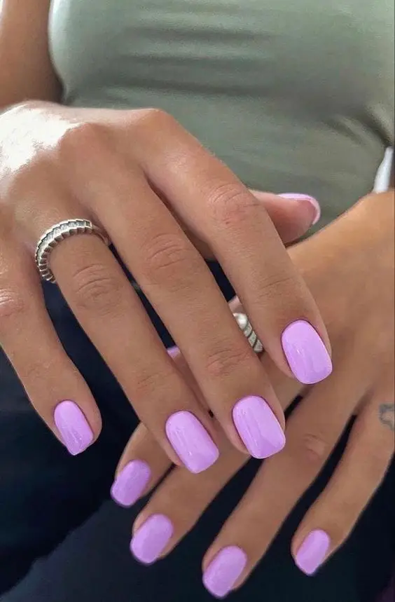 Modelo de Unhas Decoradas Verão 2023 lilás curtas