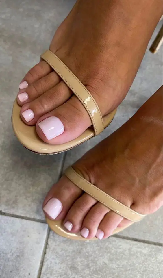 Lindas unhas dos pés elegantes e delicadas