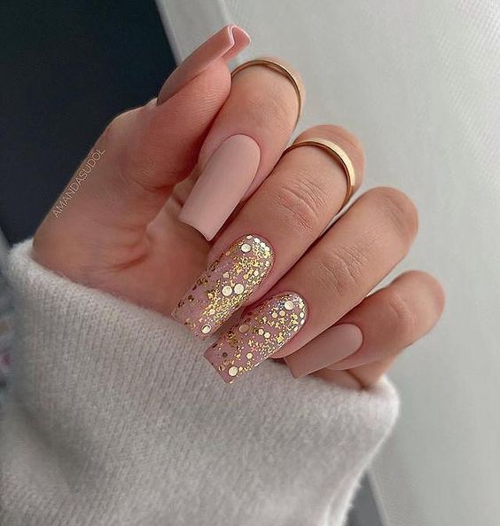 Ideia de unhas nude com glitter lindas