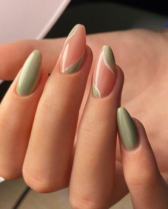 Modelo de unhas verdes com espaço negativo