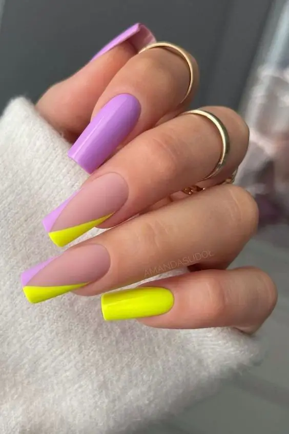 Foto de unhas neon lilás com verde lima