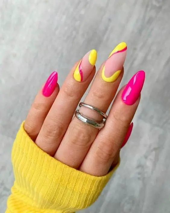 Unhas Decoradas Verão 2023 rosa com amarelo