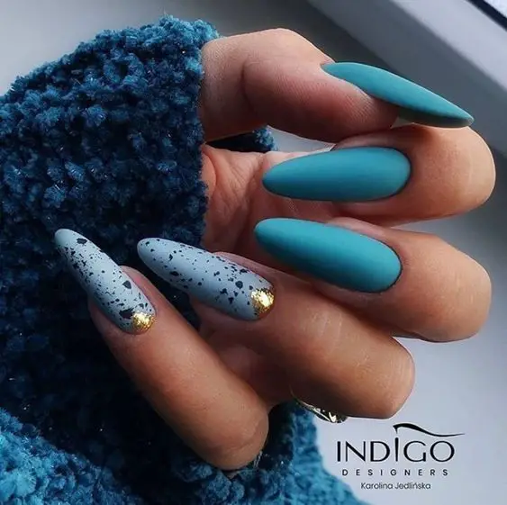 Ideia de Unhas Decoradas Verão 2023 azuis foscas