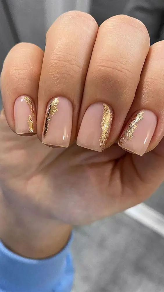 Modelo de Unhas claras decoradas com dourado