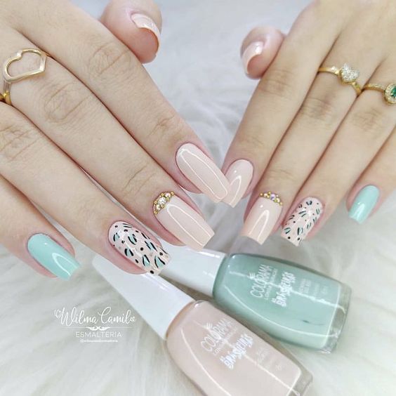 Esmaltação de Unhas claras decoradas com azul pastel