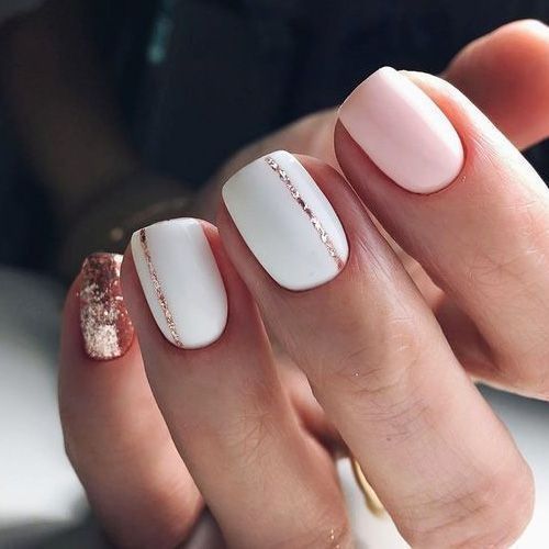 Unhas claras decoradas brancas e rosas