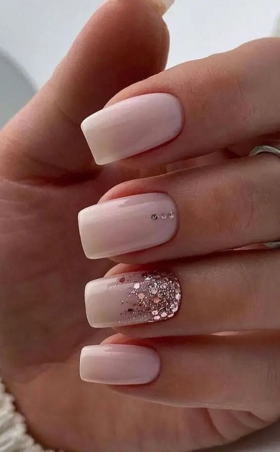 Exemplo de Unhas claras decoradas rosa com glitter