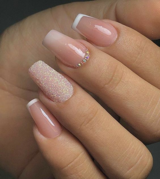 Francesinha em unhas claras decoradas com joias e glitter