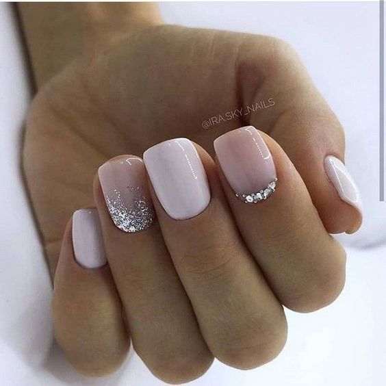 Exemplo de Unhas claras decoradas brancas com glitter e joias