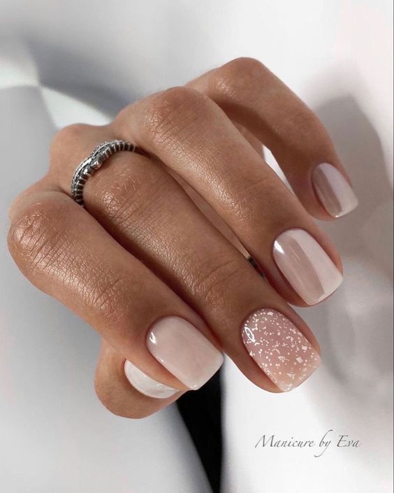 Modelo de Unhas claras decoradas cintilante