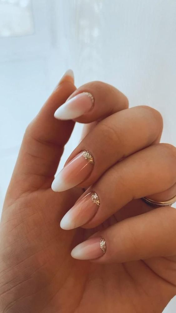 Modelo de unhas amendoadas com degrade