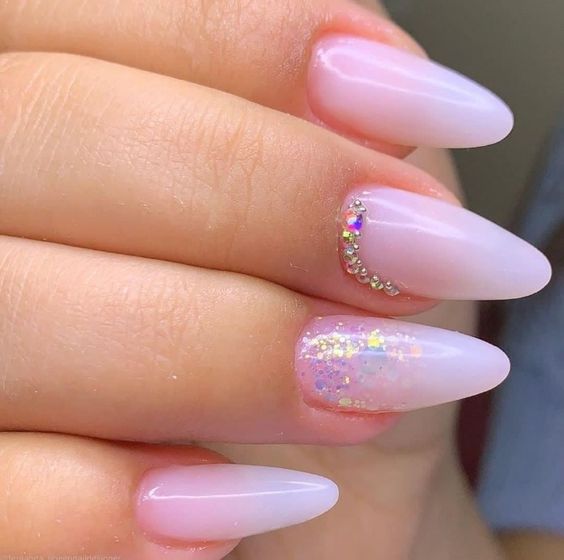 Esmaltação clara com joias e glitter