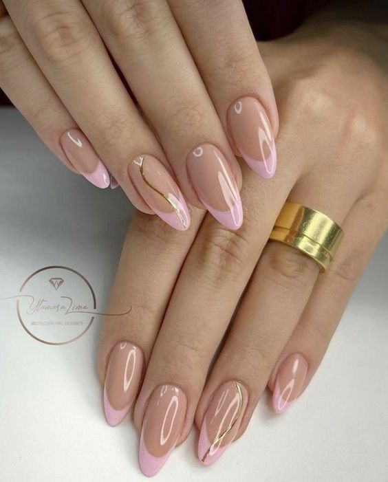 Francesinha rosa claro em unhas amendoadas 