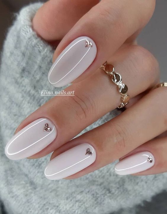 Modelo de unhas amendoadas simples