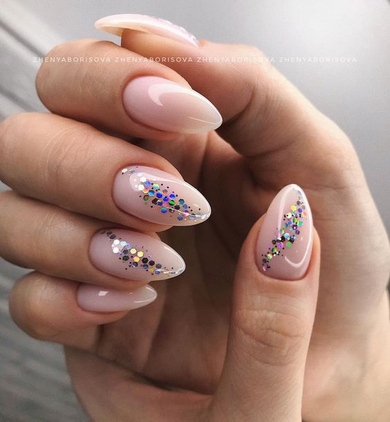 Modelo de nail art claras amendoadas com glitter