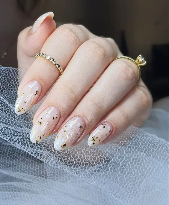 unhas claras com folhas de ouro lindas