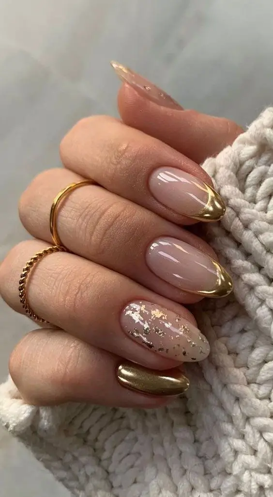 unhas douradas com folhas de ouro