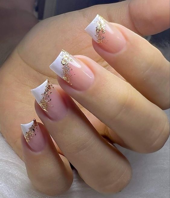 unhas claras decoradas com francesinha e folhas de ouro