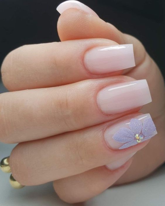 unhas em gel claras com decoração filha única de flor roxa clara