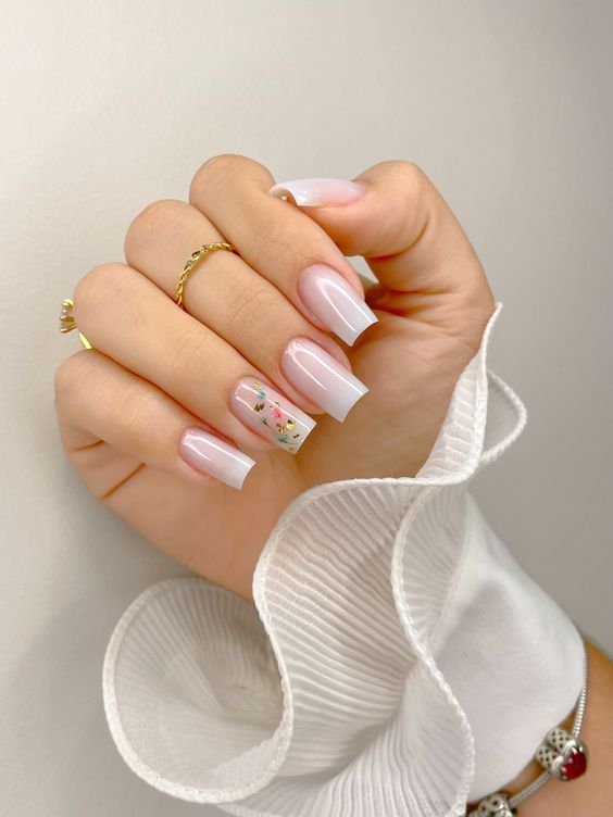 unhas ombre brancas com decoração filha única de flores secas