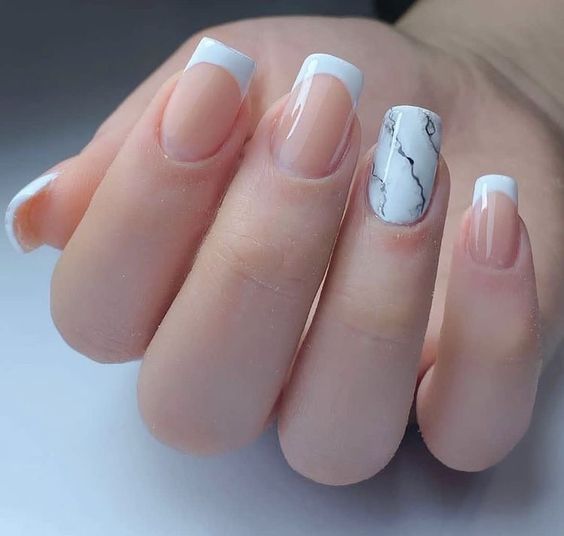 unhas claras brancas de francesinha com decoração filha única marmorizada