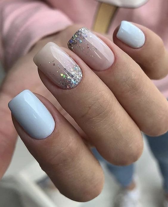 Unhas claras decoradas azuis com glitter