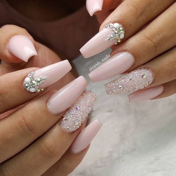 Unhas claras decoradas compridas com joias