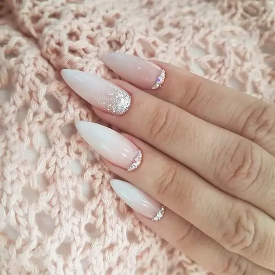 Modelo de unhas compridas brancas com joias