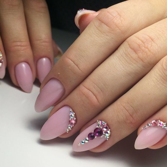 Inspiração de unhas rosa claro com joias rosa