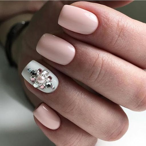 Lindas unhas rosa com branco e joias