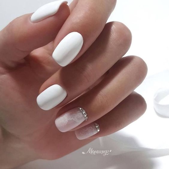 Inspiração de unhas brancas com marmorizado e joias