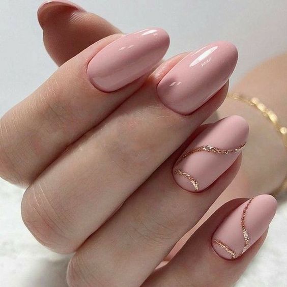 Unhas claras decoradas rosa envelhecido com glitter