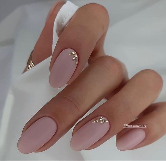 Modelo de unhas rosa envelhecido fosco