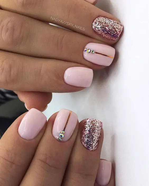 Esmaltação rosa com glitter