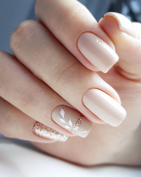 Unhas nude decoradas