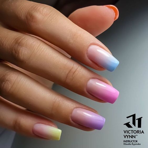 Lindas unhas pintadas com tons pastéis