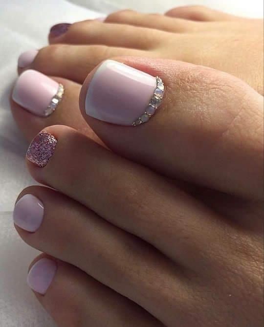 Modelo de unhas dos pés com joias