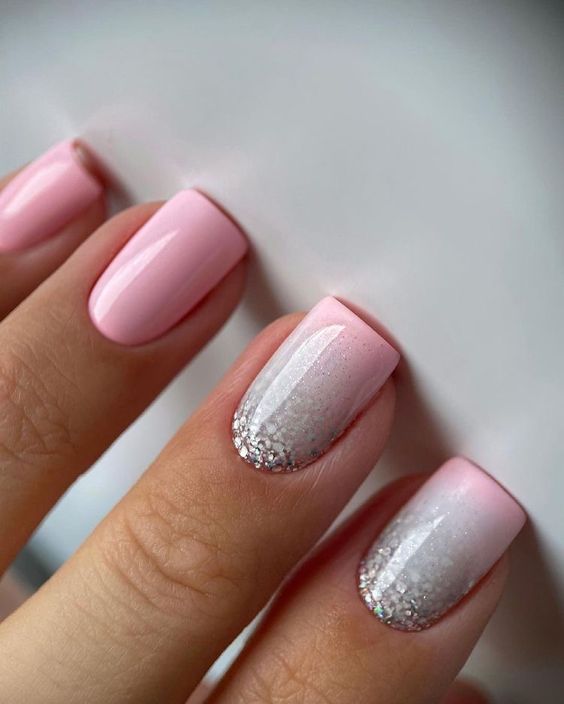 modelo de unhas encapsuladas rosa com glitter prata